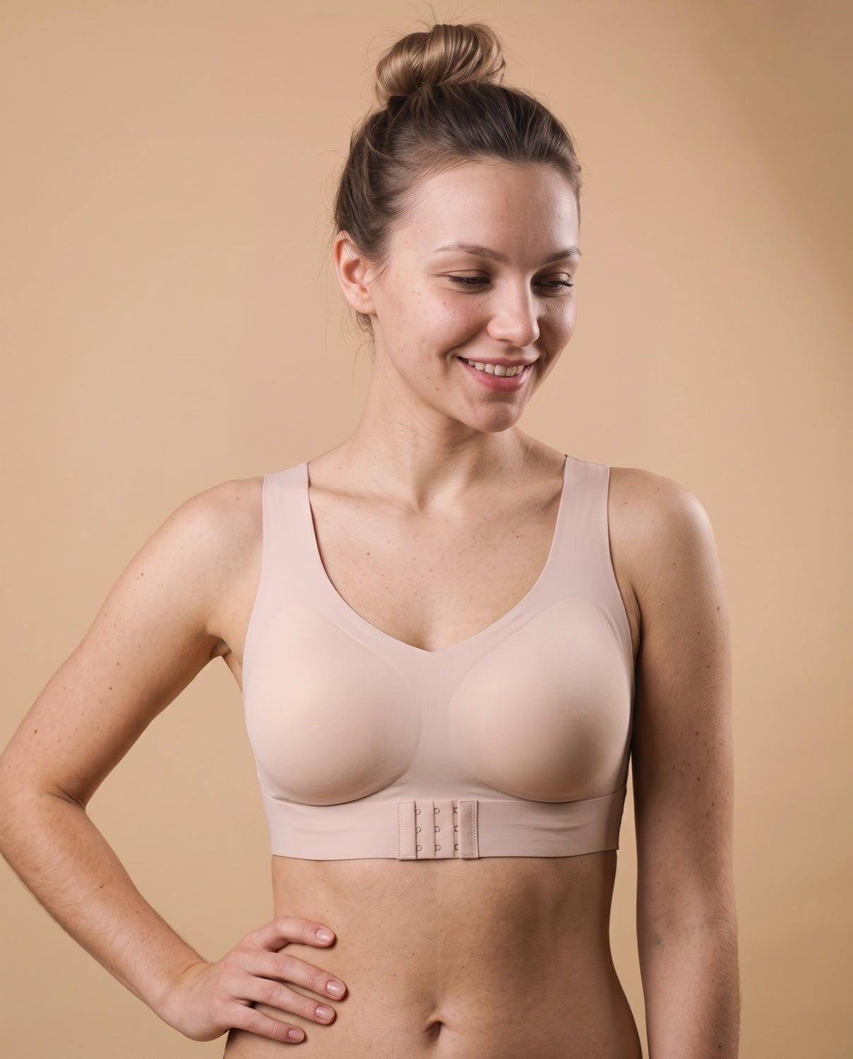 Le soutien-gorge dos-croisé porté, coloris nude